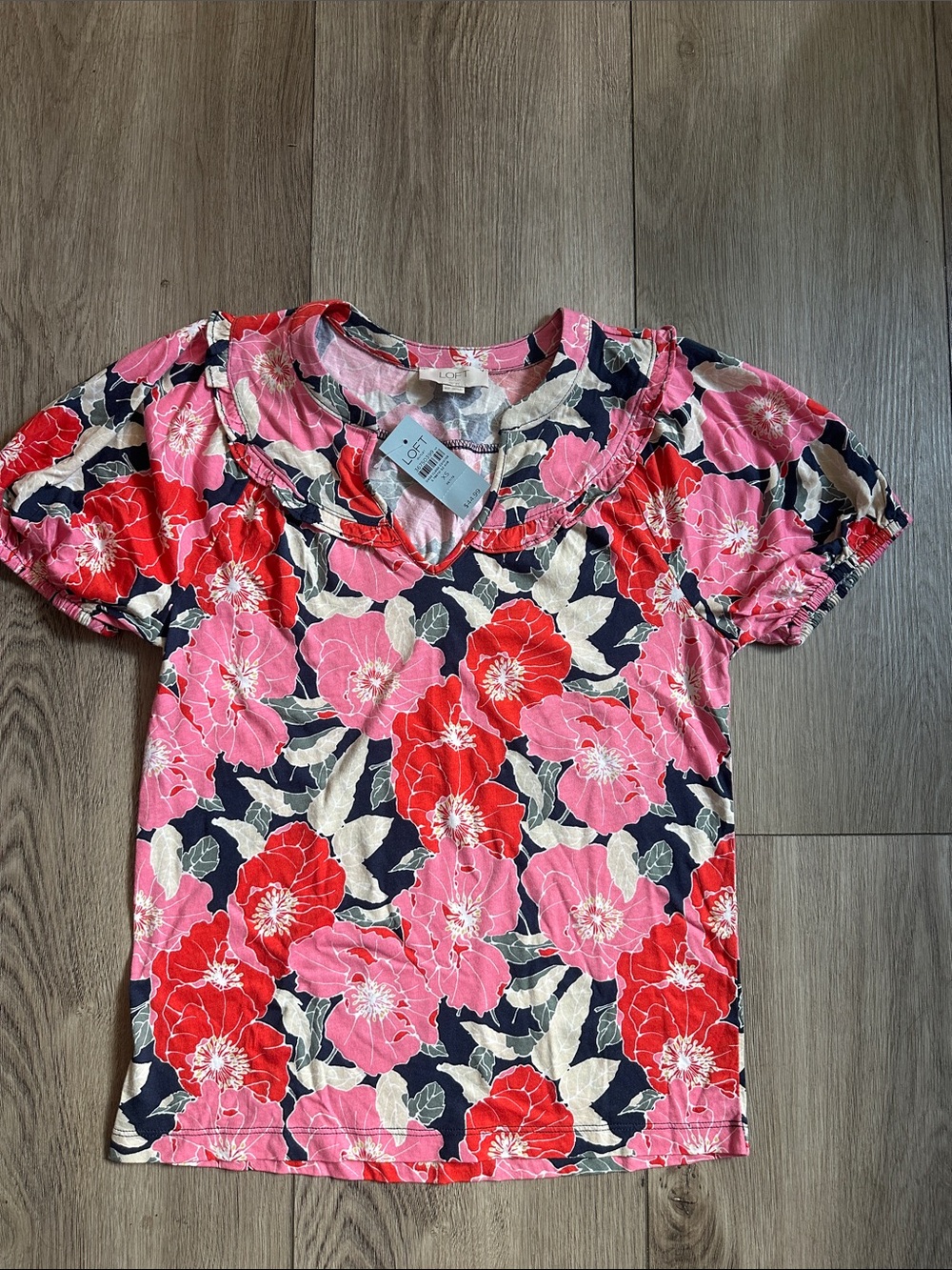 NWT LOFT OUTLET Pink & Red Floral Short-Sleeve Tee
Size XS Petite